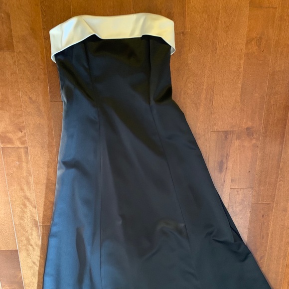 Womens Floor Length Evening Dress - Picture 2 of 5